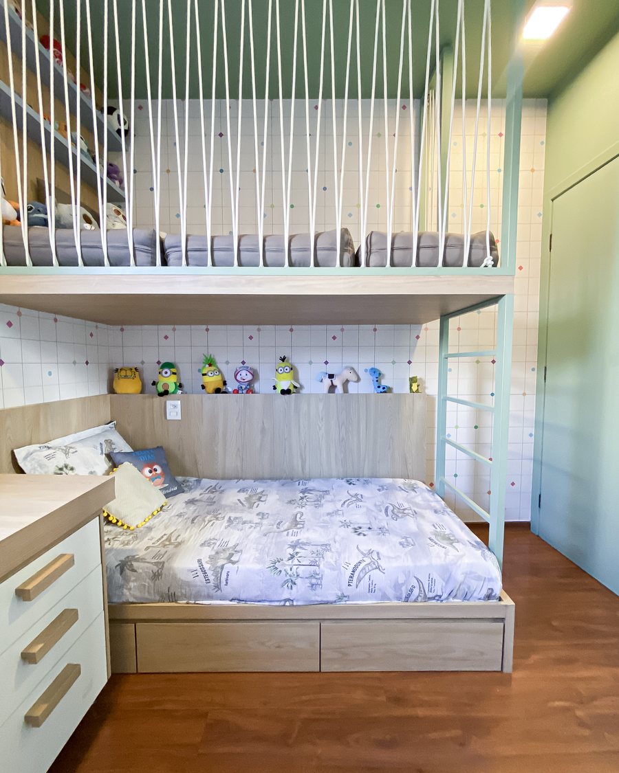 Estrutura completa do quarto, mezanino acima e cama em nicho abaixo