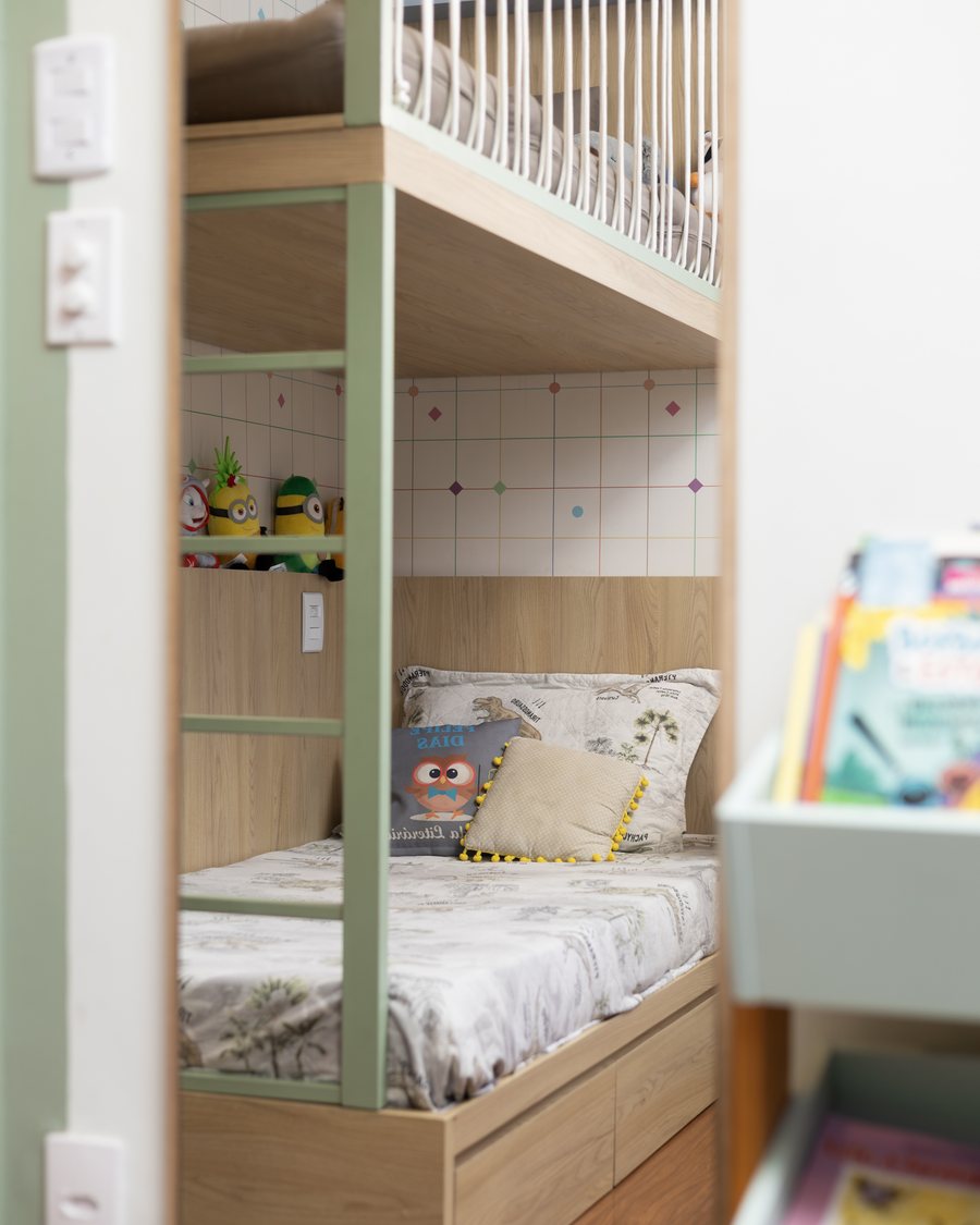 Cama encaixada no nicho de marcenaria com gavetões